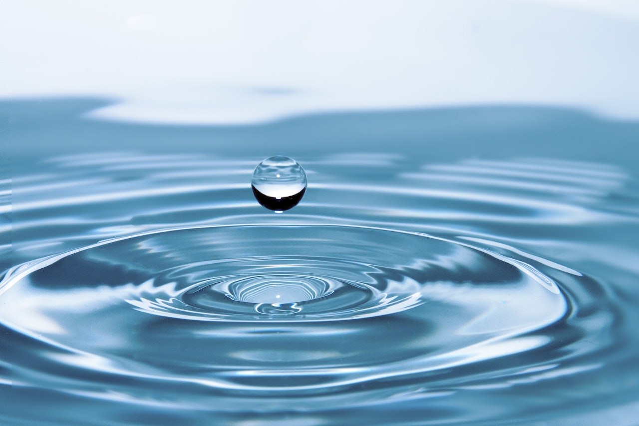 ¿Por qué el agua es el solvente universal?